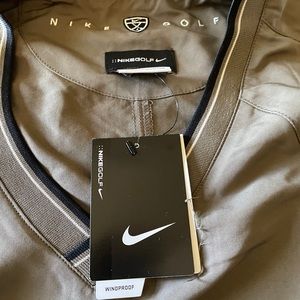 NWT Men’s Medium Nike V-Neck pullover windbreaker in green.